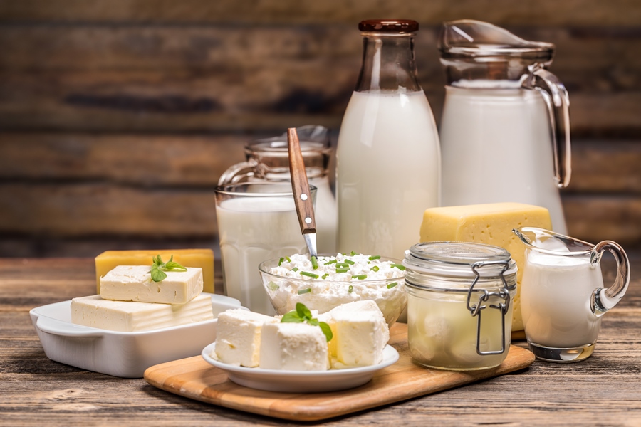 Calciumhaltige Lebensmittel wie Milch und Käse sind wichtig für starke Knochen
