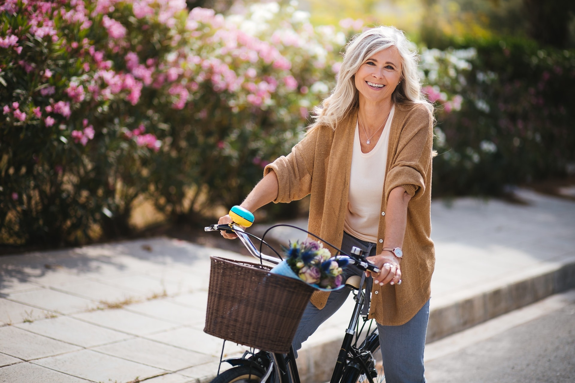 Debora Plus K2 hält die Knochen im Alter fit: Ältere Frau auf einem Fahrrad